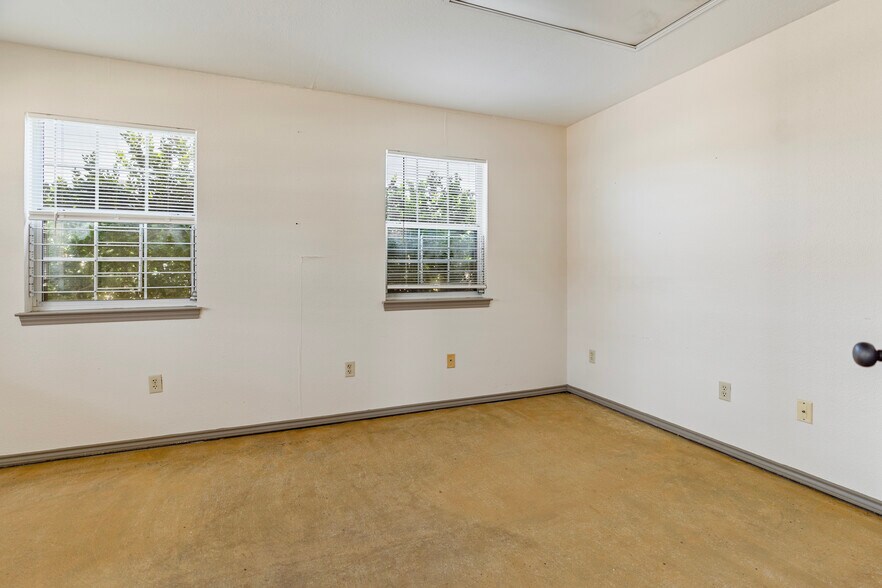 More Photos Of 105 W Walnut St, Hillsboro Flex For Sale