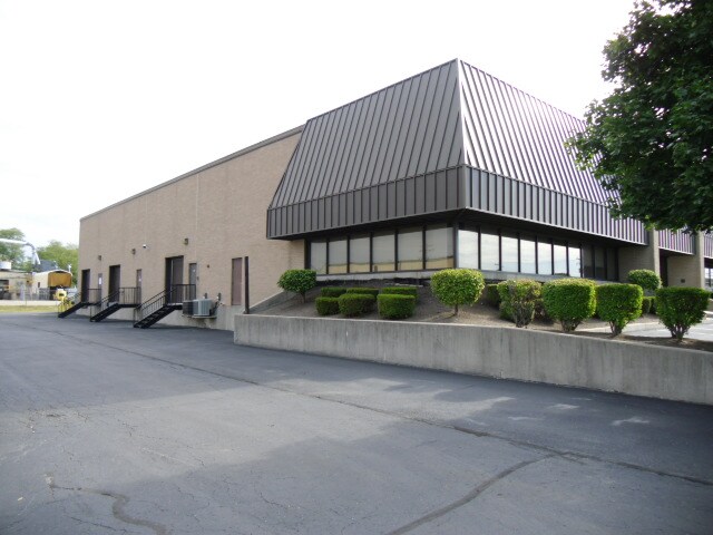 More Photos Of 5853-5871 Creek Rd, Blue Ash Warehouse For Lease