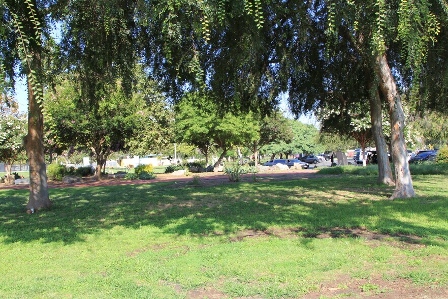 More Photos Of 10209 S Central Ave, Los Angeles Convenience Store For Lease