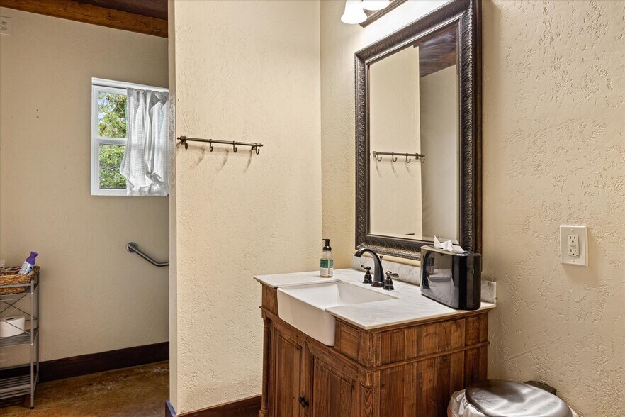 More Photos Of 1904 Floyd Rd, Weatherford Specialty For Sale