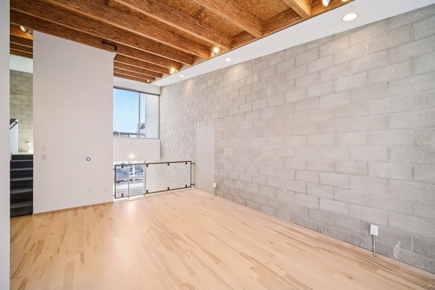 More Photos Of 717 N Highland Ave, Los Angeles Flex For Sale