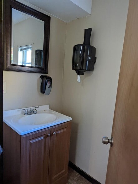 More Photos Of 211 Oakwood Ave, Troy Service For Lease