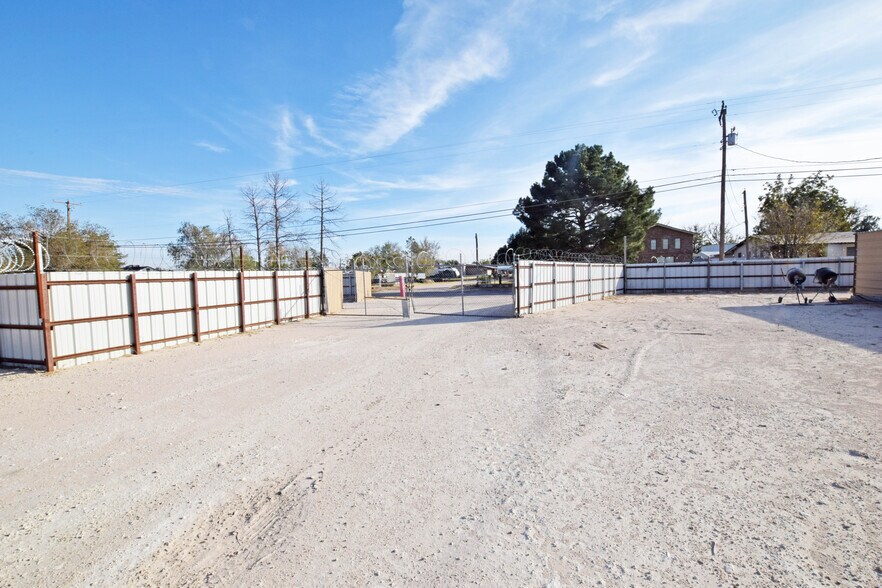 More Photos Of 305 E 57th St, Odessa Warehouse For Sale