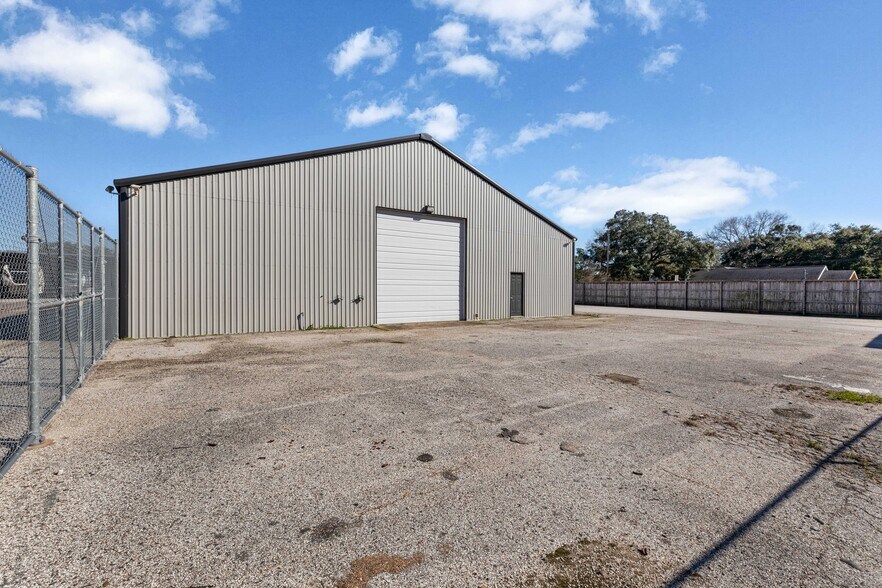 More Photos Of 1618 Callaway Dr, Alvin Warehouse For Lease
