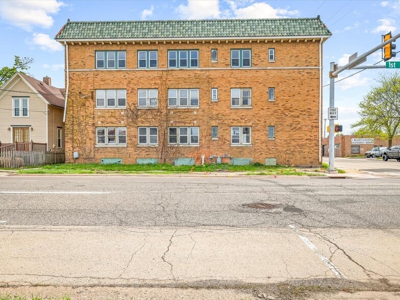 More Photos Of 204 S 6th St, Rockford Apartments For Sale