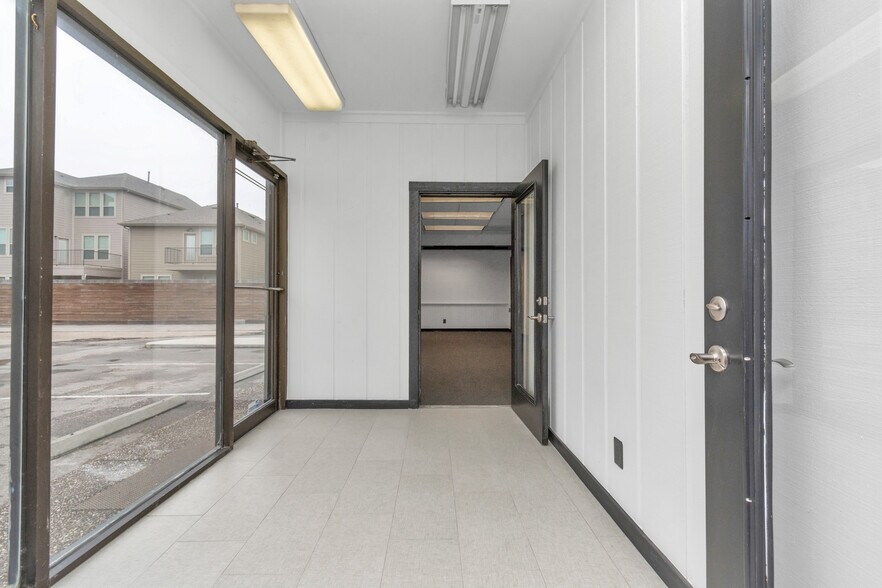 More Photos Of 8703 Meadowcroft Dr, Houston Medical For Lease