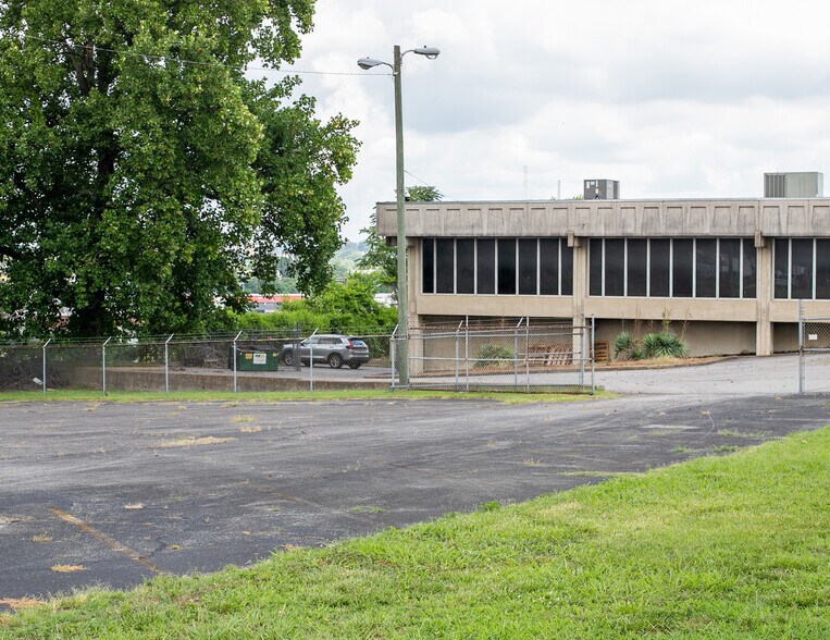 More Photos Of 505 Fesslers Ln, Nashville Light Distribution For Lease