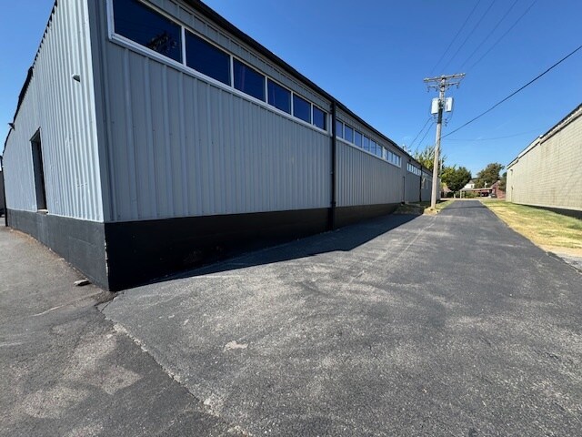 More Photos Of 2322 S 7th St, Saint Louis Warehouse For Lease