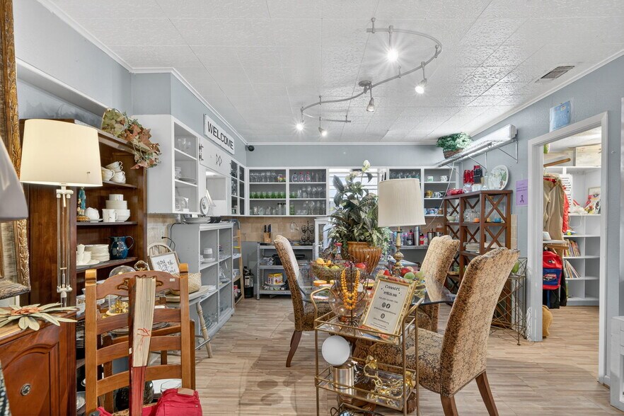 More Photos Of 930 N School St, Boerne Office For Sale