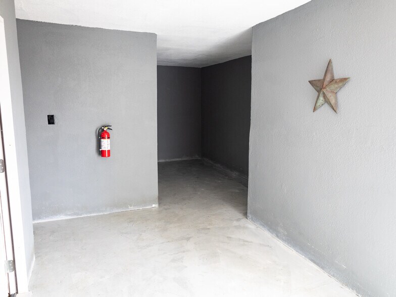 More Photos Of 16526 Market St, Channelview Showroom For Sale