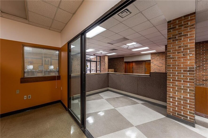 More Photos Of 315 S 6th St, Saint Joseph Sports And Entertainment For Lease