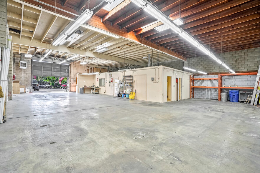 More Photos Of 921 Coolidge Ave, National City Light Manufacturing For Sale