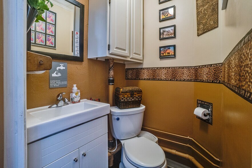 More Photos Of 6 Bush Park Ln, Penn Yan Office For Sale