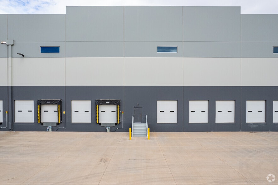 More Photos Of 9400 W Latham St, Tolleson Warehouse For Lease