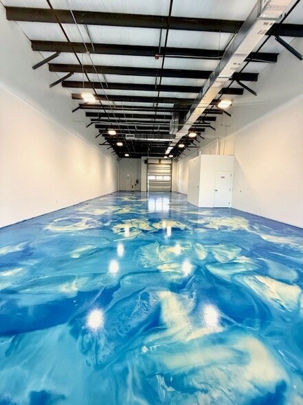 More Photos Of 16360 Innovation Ln, Fort Myers Showroom For Lease