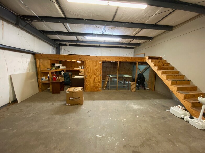 More Photos Of 2112 N Bolton Ave, Alexandria Service For Sale