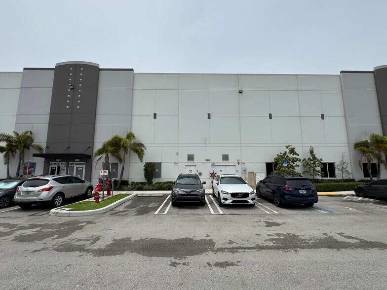 More Photos Of 8565 W 44th Ave, Hialeah Warehouse For Lease