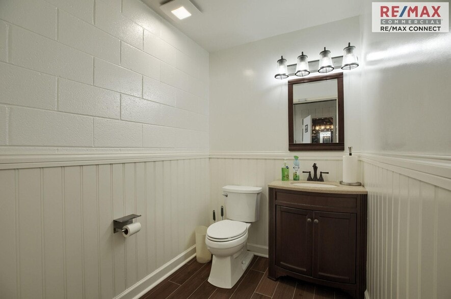 More Photos Of 2521 Hayes Rd, Hayes Light Distribution For Sale