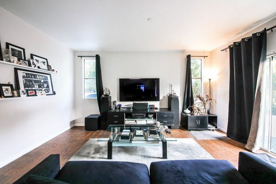 More Photos Of 1943 19th St, Santa Monica Apartments For Sale