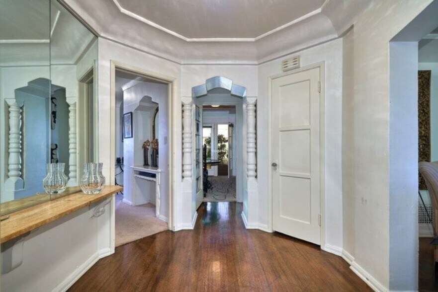 More Photos Of 150 N La Peer Dr, Beverly Hills Apartments For Sale