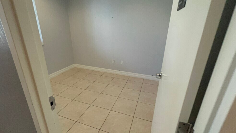 More Photos Of 4940 Bayline Dr, North Fort Myers Warehouse For Lease