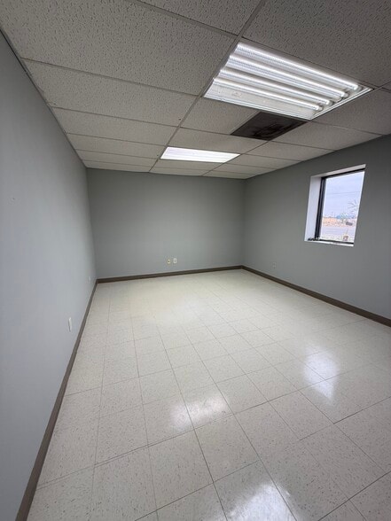 More Photos Of 527 NW County Rd, Hobbs Warehouse For Lease