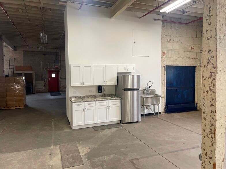 More Photos Of 1622 W Carroll Ave, Chicago Industrial For Sale