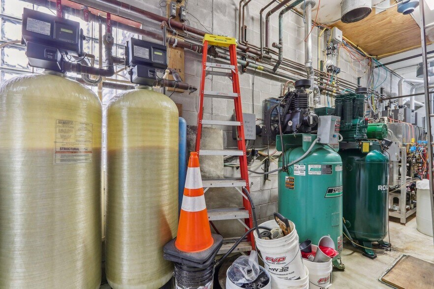 More Photos Of 14967 W National Ave, New Berlin Carwash For Sale