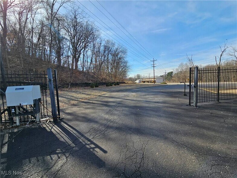 More Photos Of 1344 Cove Rd, Weirton Flex For Lease