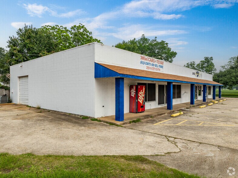 More Photos Of 2801 N Alexander Dr, Baytown Service Station For Lease