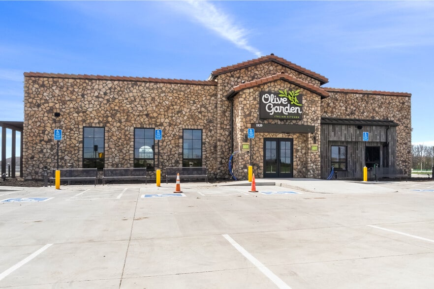 Primary Photo Of 1820 SE 16th St, Ames General Retail For Sale