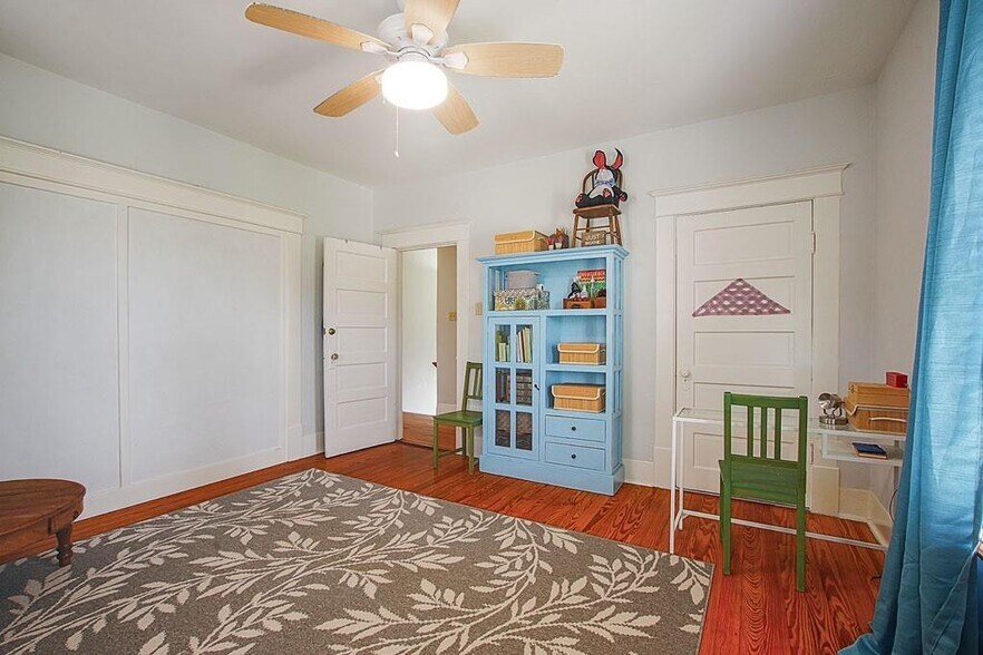 More Photos Of 108 W 10th 1/2 St, Houston Storefront Retail Office For Lease