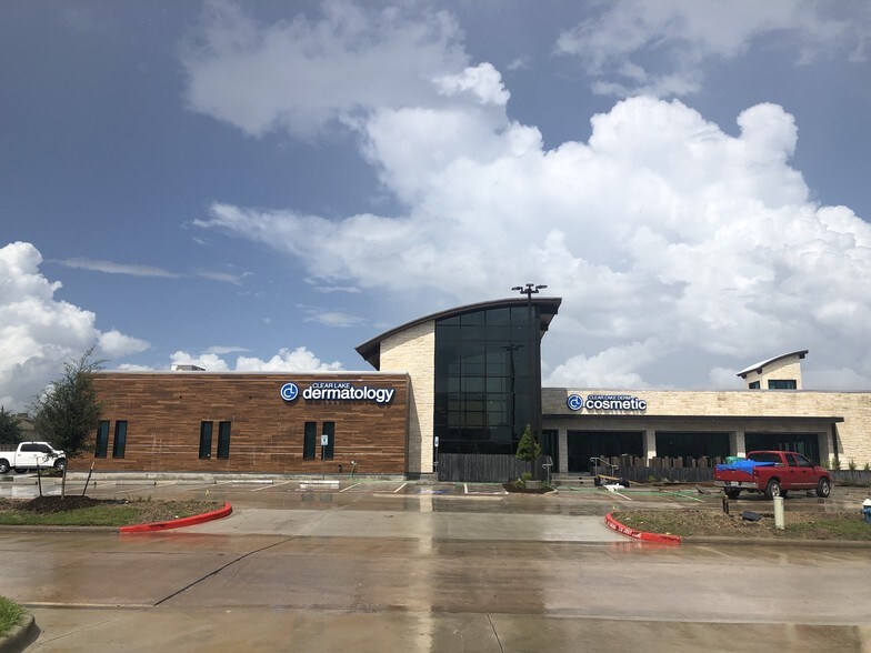 More Photos Of 13938 Galveston Rd, Webster Storefront Retail Office For Lease