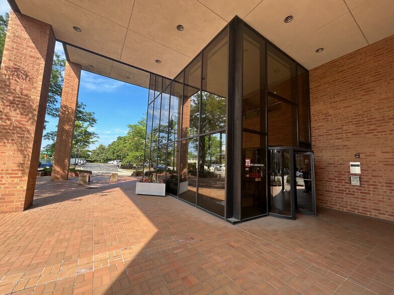 More Photos Of 8831-8833 Gross Point Rd, Skokie Office For Lease