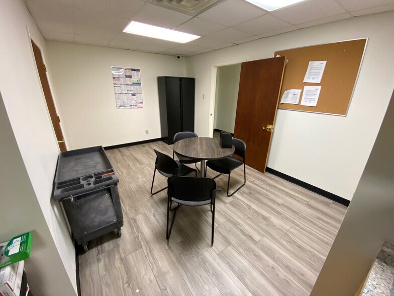 More Photos Of 2112 N Bolton Ave, Alexandria Service For Sale