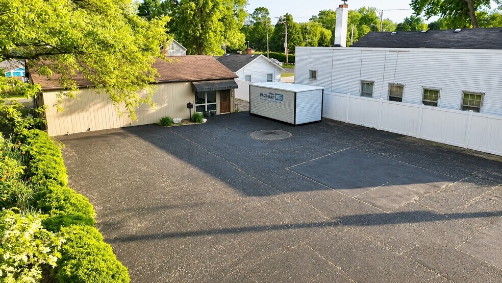 More Photos Of 308 E South St, Plano Office For Sale