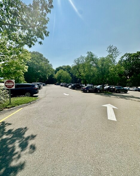 More Photos Of 4 Dearfield Dr, Greenwich Medical For Lease