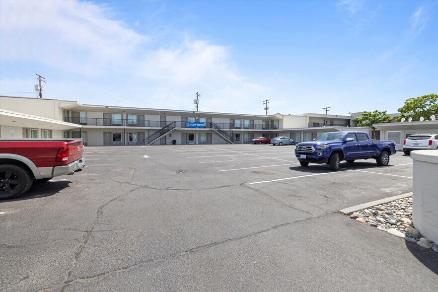 More Photos Of 720 W Lewis St, Pasco Hotel For Sale