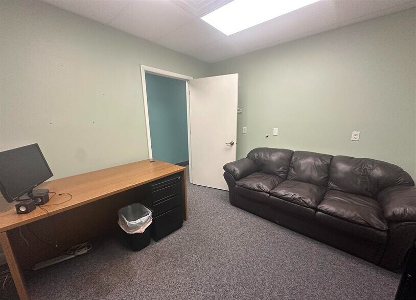 More Photos Of 101 S Rose St, Elmwood Office For Sale