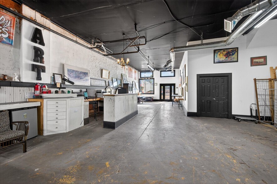 More Photos Of 205-207 E Houston St, Sherman Storefront Retail Residential For Sale
