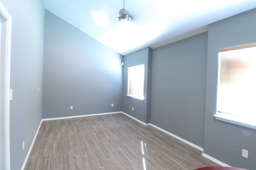 More Photos Of 2000 E Lohman Ave, Las Cruces Office For Lease