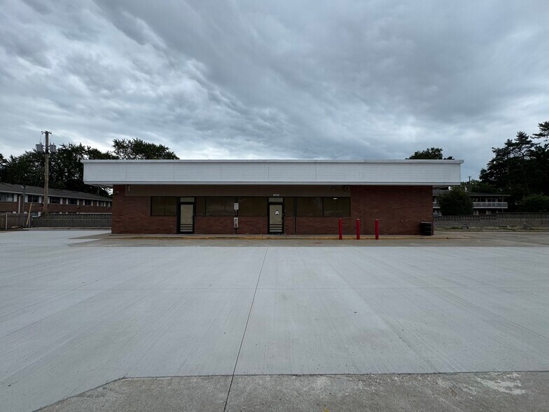 Primary Photo Of 5450 Monona Dr, Madison Service Station For Sale