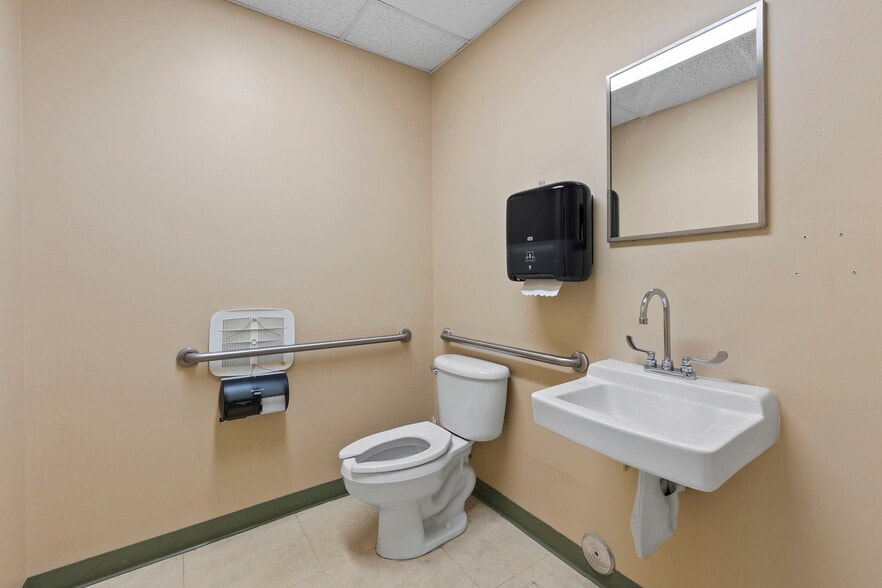More Photos Of 900 SE Ocean Blvd, Stuart Medical For Sale