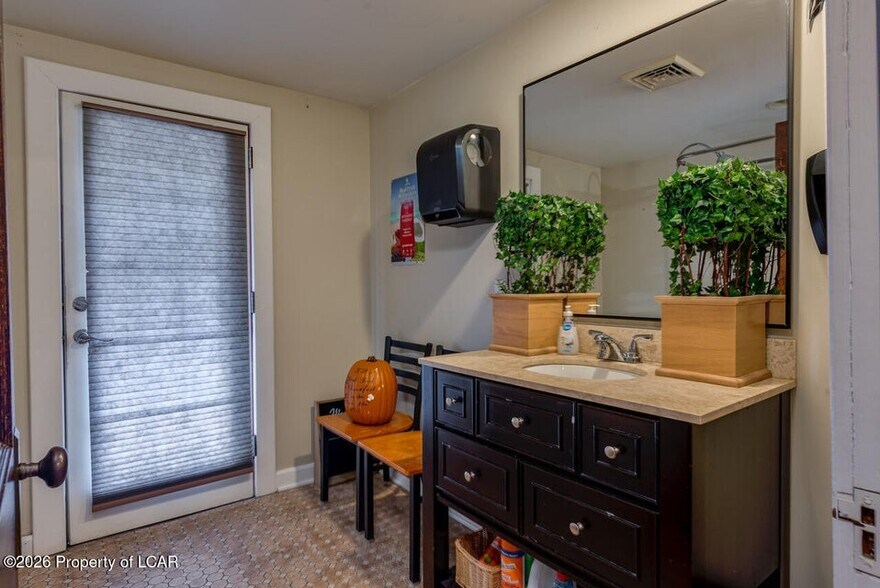 More Photos Of 206 N Main St, Shavertown Office For Sale