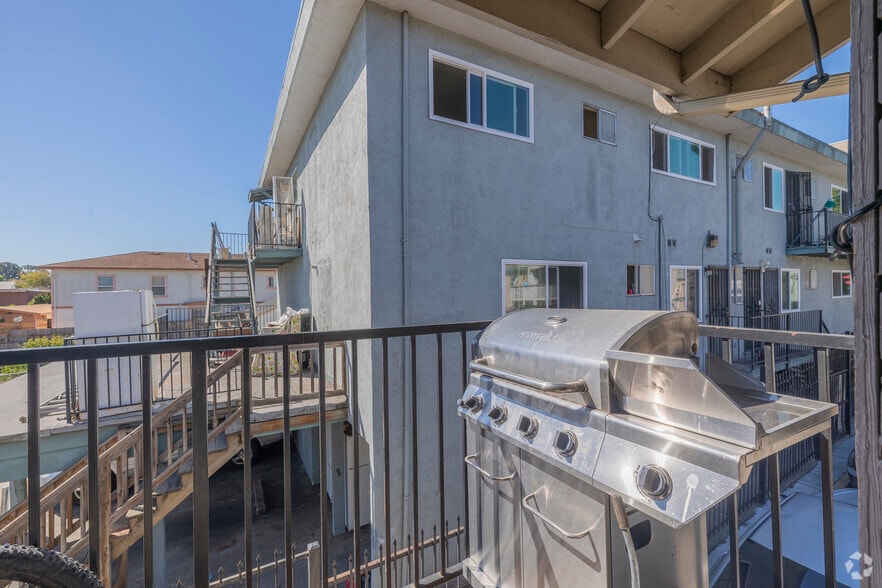More Photos Of 3142 Coolidge Ave, Oakland Apartments For Sale