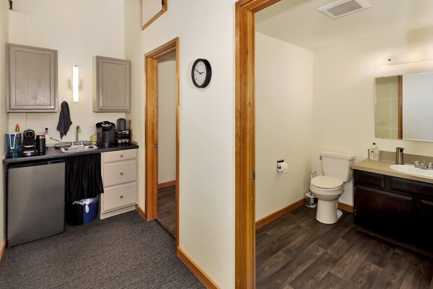 More Photos Of 1215 W Holly St, Bellingham Office For Sale