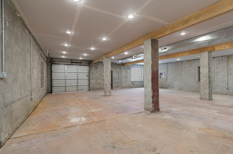 More Photos Of 1302 E Blaine St, Springfield Flex For Lease