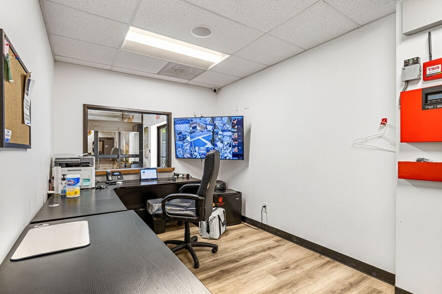 More Photos Of 560 S Williams Rd, Palm Springs Showroom For Sale