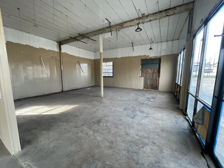 More Photos Of 501 Palo Pinto St, Weatherford Convenience Store For Lease