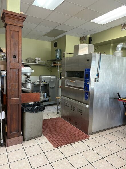 More Photos Of 7800 Montgomery Ave, Elkins Park General Retail For Lease